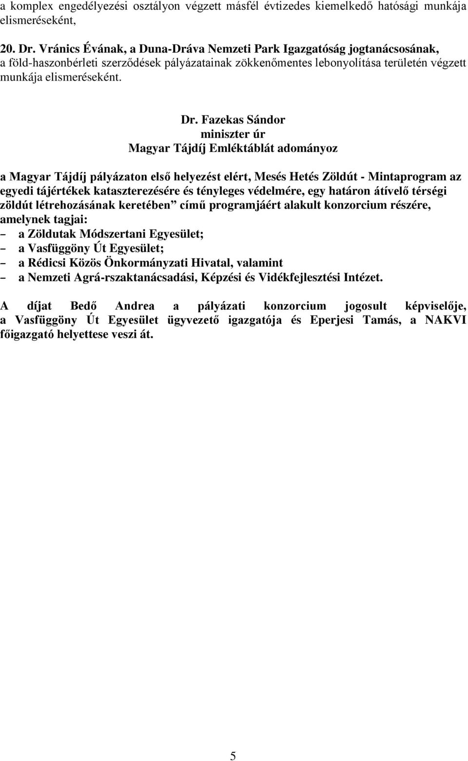 Fazekas Sándor miniszter úr Magyar Tájdíj Emléktáblát adományoz a Magyar Tájdíj pályázaton első helyezést elért, Mesés Hetés Zöldút - Mintaprogram az egyedi tájértékek kataszterezésére és tényleges