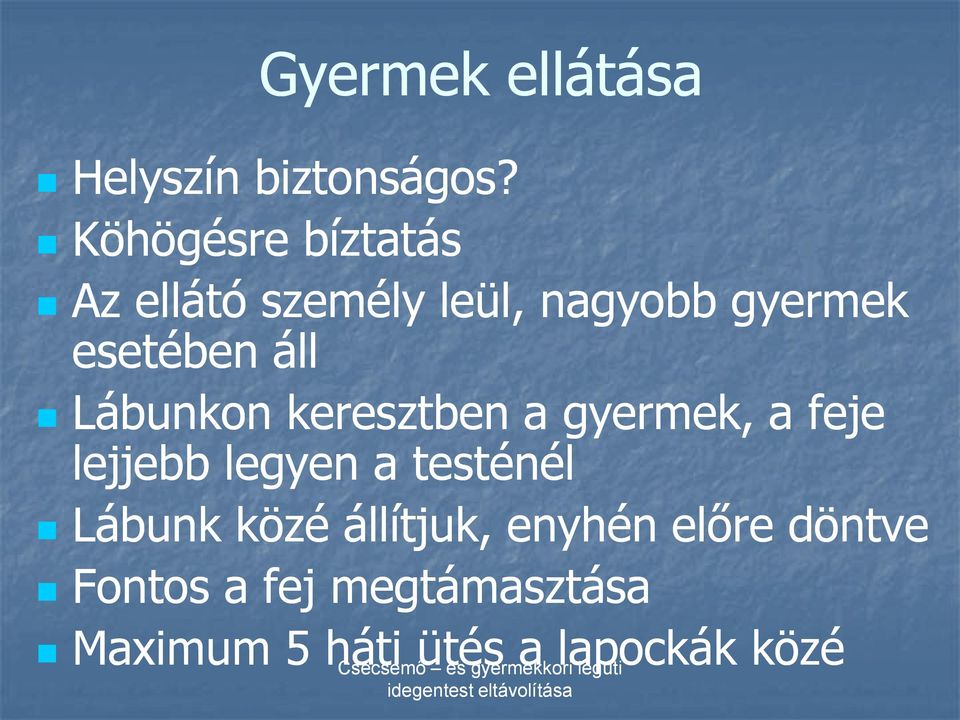 áll Lábunkon keresztben a gyermek, a feje lejjebb legyen a testénél