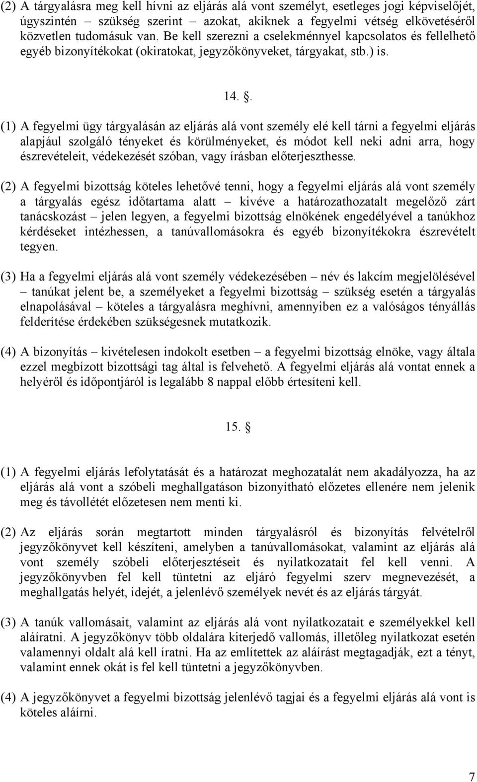 . (1) A fegyelmi ügy tárgyalásán az eljárás alá vont személy elé kell tárni a fegyelmi eljárás alapjául szolgáló tényeket és körülményeket, és módot kell neki adni arra, hogy észrevételeit,