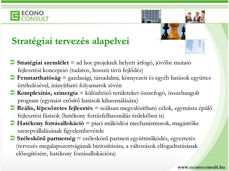 kihasználására) Reális, lépcsızetes fejlesztés = reálisan megvalósítható célok, egymásra épülı fejlesztési fázisok (hatékony forrásfelhasználás érdekében is) Hatékony forrásallokáció = piaci mőködési