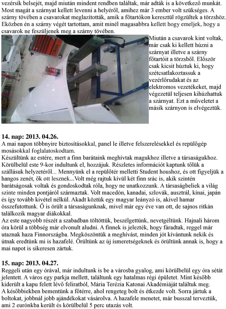 Eközben én a szárny végét tartottam, amit minél magasabbra kellett hogy emeljek, hogy a csavarok ne feszüljenek meg a szárny tövében.