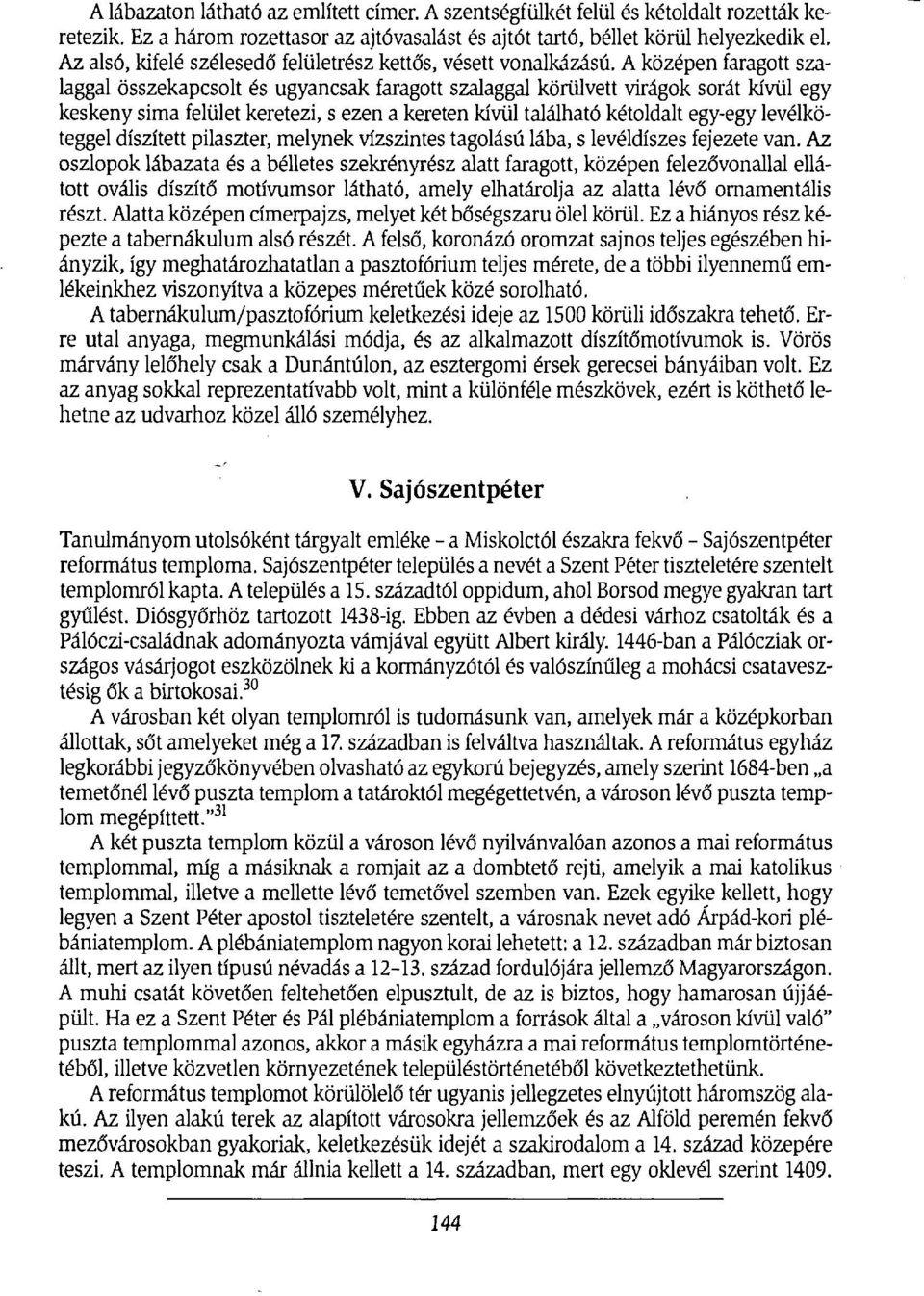 A középen faragott szalaggal összekapcsolt és ugyancsak faragott szalaggal körülvett virágok sorát kívül egy keskeny sima felület keretezi, s ezen a kereten kívül található kétoldalt egy-egy