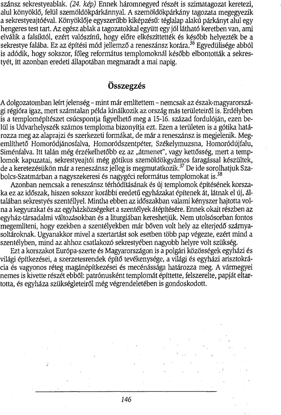 Az egész ablak a tagozatokkal együtt egy jól látható keretben van, ami elválik a falsíktól, ezért valószínű, hogy előre elkészíttették és később helyezték be a sekrestye falába.