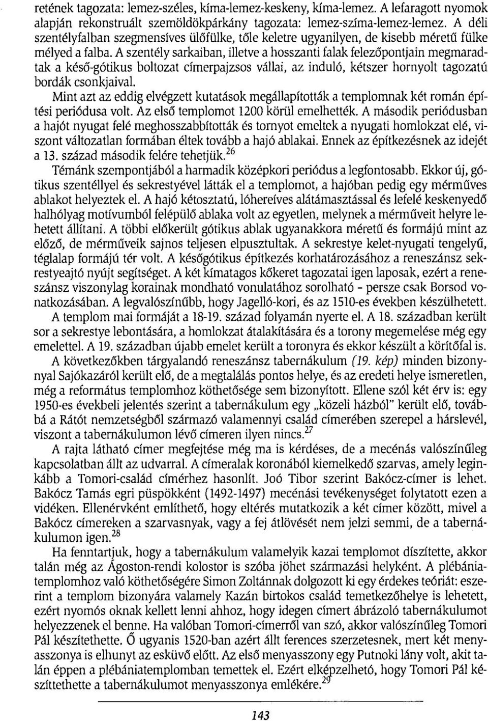 A szentély sarkaiban, illetve a hosszanti falak felezőpontjain megmaradtak a késő-gótikus boltozat címerpajzsos vállai, az induló, kétszer hornyolt tagozatú bordák csonkjaival.