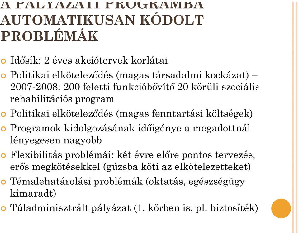 Programok kidolgozásának időigénye a megadottnál lényegesen nagyobb Flexibilitás problémái: két évre előre pontos tervezés, erős