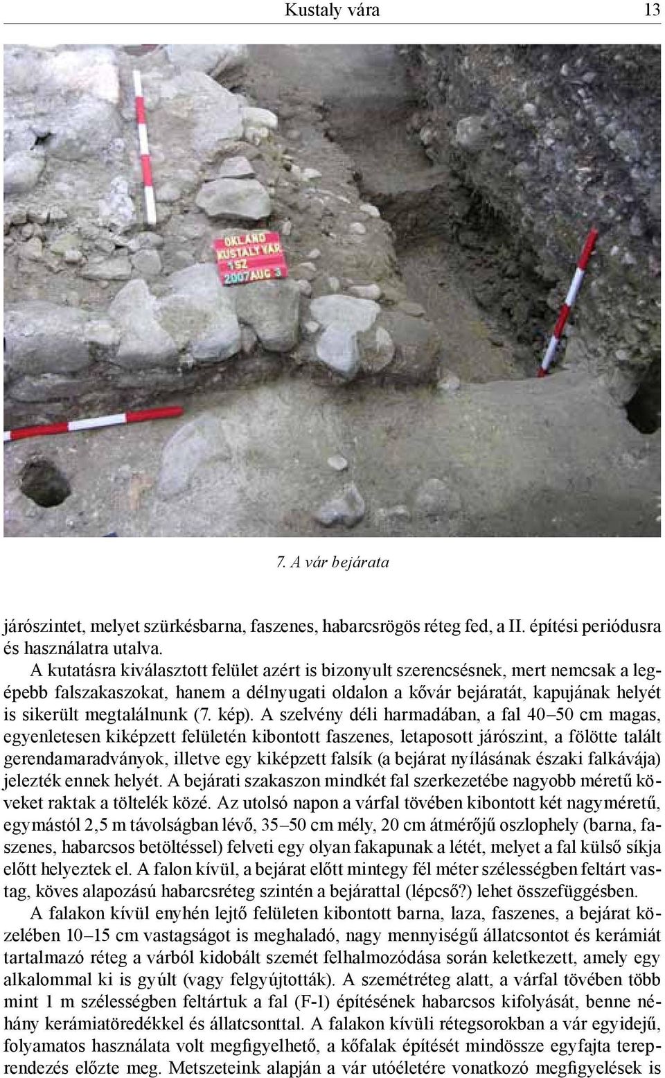 kép). A szelvény déli harmadában, a fal 40 50 cm magas, egyenletesen kiképzett felületén kibontott faszenes, letaposott járószint, a fölötte talált gerendamaradványok, illetve egy kiképzett falsík (a