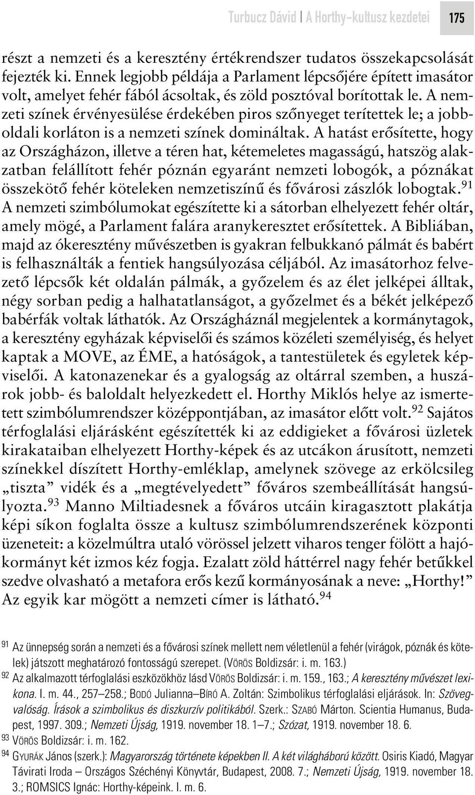 A nemzeti színek érvényesülése érdekében piros szônyeget terítettek le; a jobboldali korláton is a nemzeti színek domináltak.