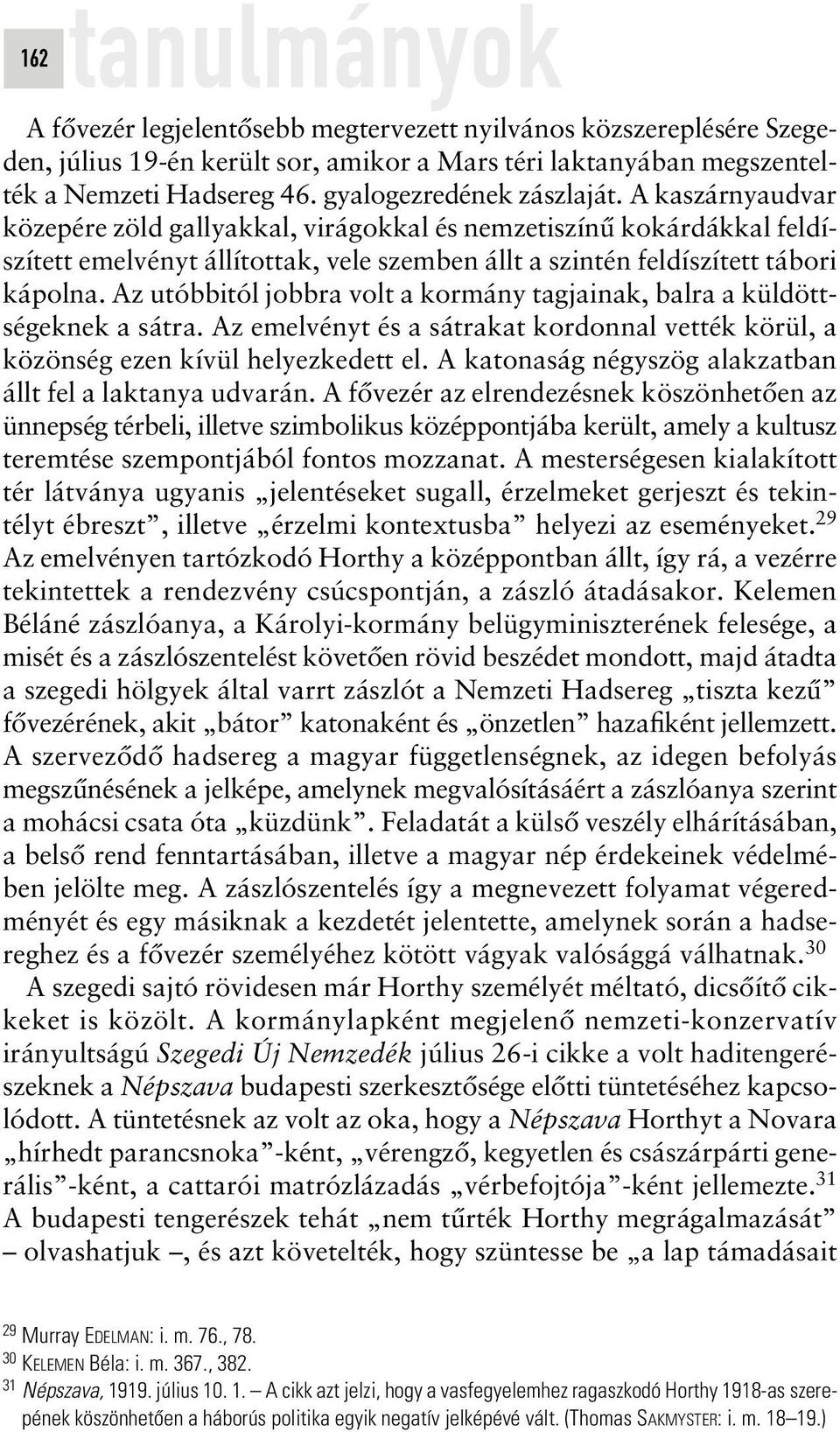 Az utóbbitól jobbra volt a kormány tagjainak, balra a küldöttségeknek a sátra. Az emelvényt és a sátrakat kordonnal vették körül, a közönség ezen kívül helyezkedett el.