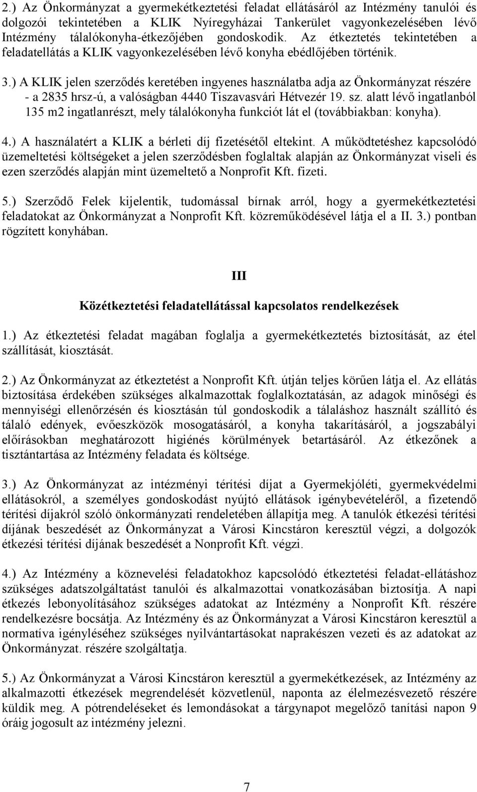 ) A KLIK jelen szerződés keretében ingyenes használatba adja az Önkormányzat részére - a 2835 hrsz-ú, a valóságban 4440 Tiszavasvári Hétvezér 19. sz. alatt lévő ingatlanból 135 m2 ingatlanrészt, mely tálalókonyha funkciót lát el (továbbiakban: konyha).