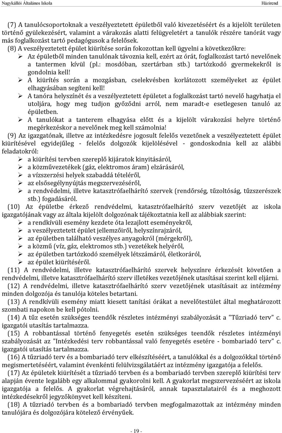 (8) A veszélyeztetett épület kiürítése során fokozottan kell ügyelni a következőkre: Az épületből minden tanulónak távoznia kell, ezért az órát, foglalkozást tartó nevelőnek a tantermen kívül (pl.