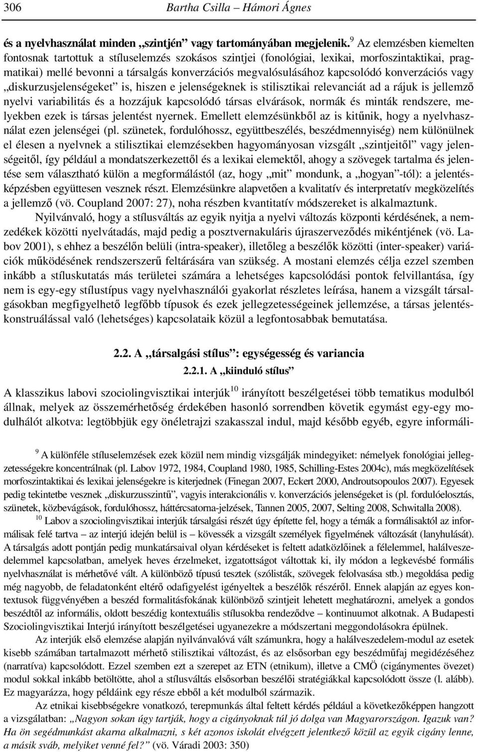 kapcsolódó konverzációs vagy diskurzusjelenségeket is, hiszen e jelenségeknek is stilisztikai relevanciát ad a rájuk is jellemzı nyelvi variabilitás és a hozzájuk kapcsolódó társas elvárások, normák