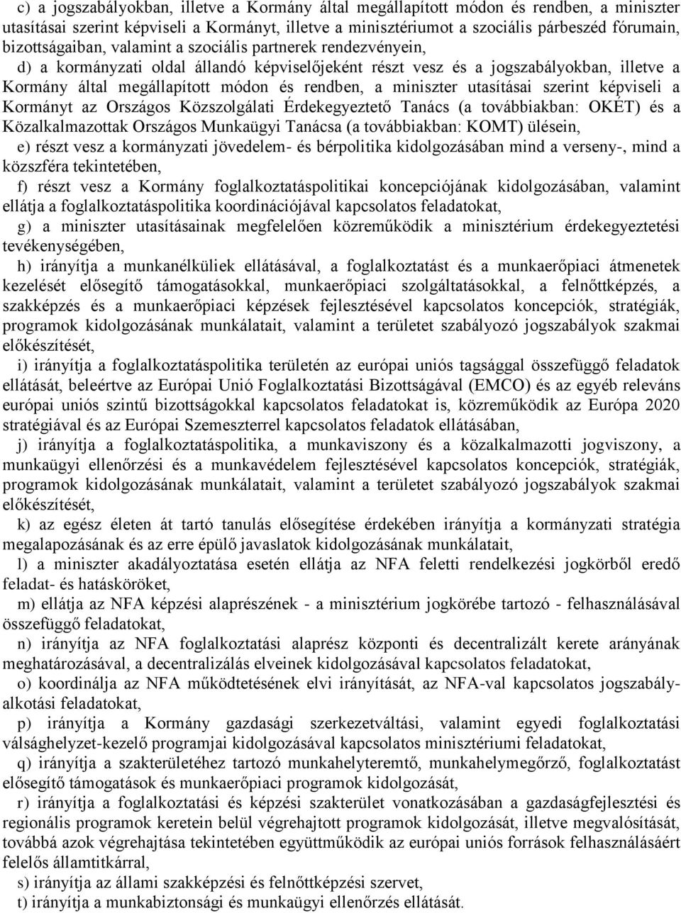 miniszter utasításai szerint képviseli a Kormányt az Országos Közszolgálati Érdekegyeztető Tanács (a továbbiakban: OKÉT) és a Közalkalmazottak Országos Munkaügyi Tanácsa (a továbbiakban: KOMT)