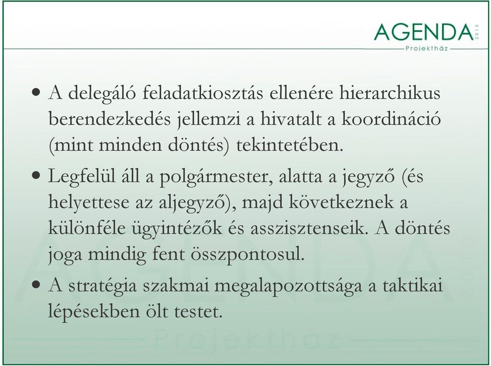 Legfelül áll a polgármester, alatta a jegyző (és helyettese az aljegyző), majd következnek a