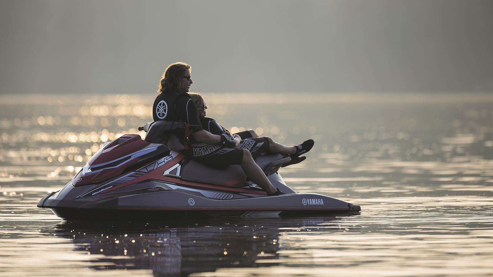 A világ legmegbízhatóbbnak tartott vízi járműve Napjaink WaveRunner hajóit hosszú évek tapasztalatai alapján világszerte megbízhatóságukról és nagy teljesítményükről ismerik emögött a hatékony 4