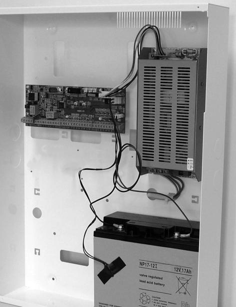 A SmartLiving1050L és SmartLiving10100L központokban egy darab 12V, 17Ah akkumulátor, és egy 12V, 1,2Ah akkumulátor számára van hely.