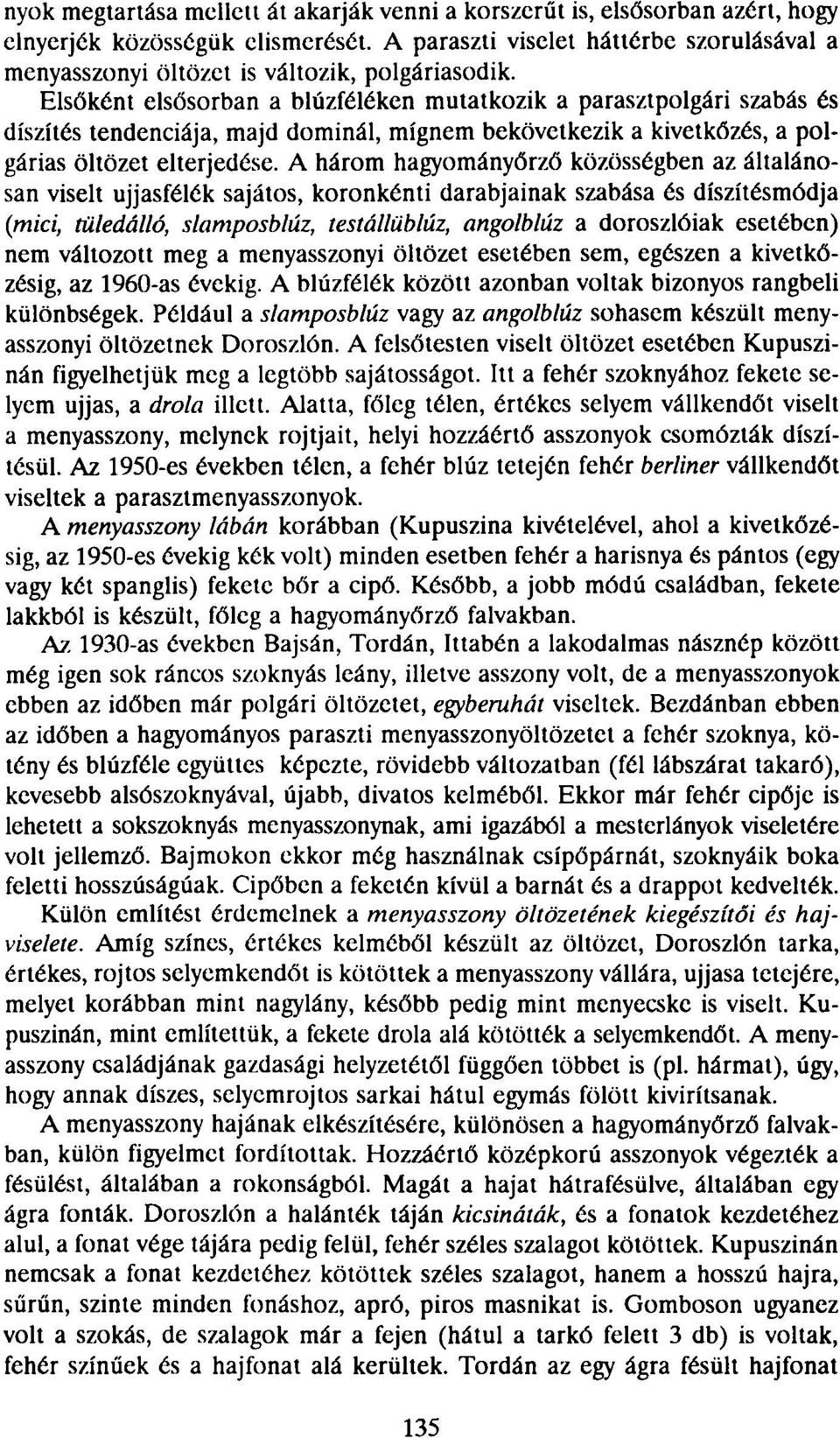 Elsőként elsősorban a blúzféléken mutatkozik a parasztpolgári szabás és díszítés tendenciája, majd dominál, mígnem bekövetkezik a kivetkőzés, a polgárias öltözet elterjedése.