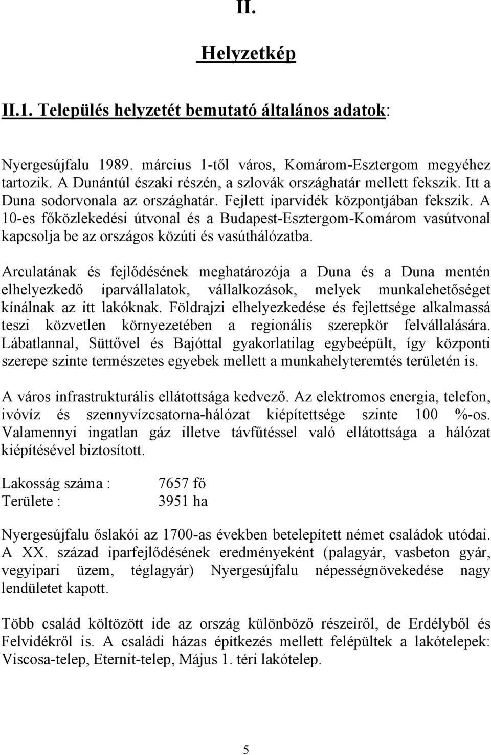 A 10-es főközlekedési útvonal és a Budapest-Esztergom-Komárom vasútvonal kapcsolja be az országos közúti és vasúthálózatba.