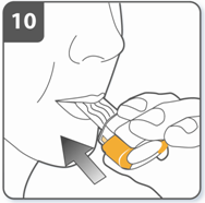 Szúrja át a kapszulát: Tartsa az inhalátort függőleges helyzetben, úgy, hogy a szájrész felfelé mutasson. Mindkét oldalsó gomb egyidőben történő határozott benyomásával lyukassza ki a kapszulát.