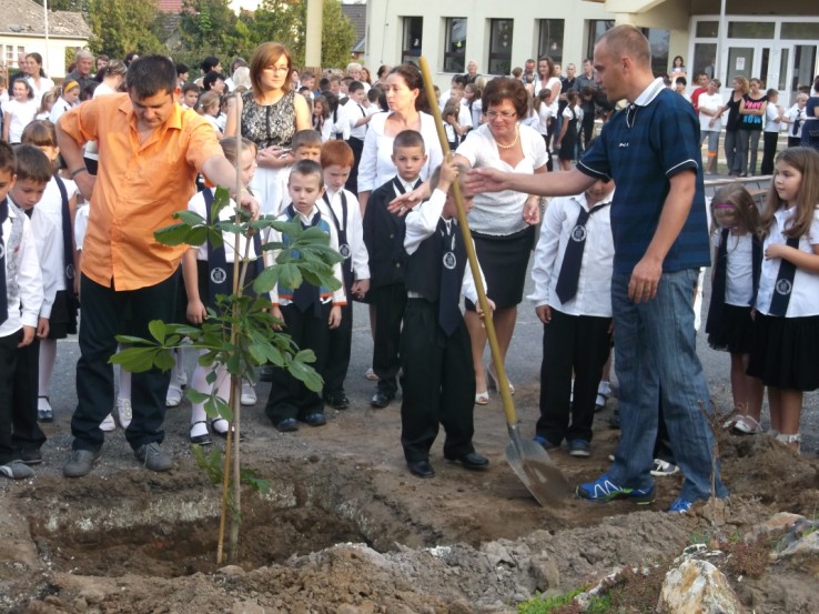 Oldal 5 TANÉVNYITÓ Véget ért a nyár, megkezdődött az iskola. 2014. 08. 31-én tartottuk meg tanévnyitó ünnepségünket.