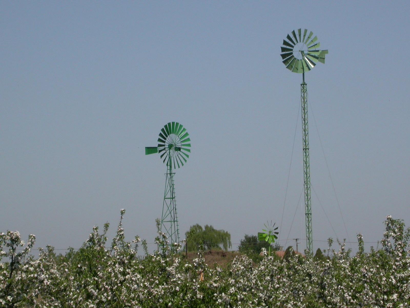 Megújuló energiaforrás alatt azokat az energiahordozókat értjük, amelyek hasznosítása közben a forrás nem csökken, hanem újratermelődik, megújul, ill.