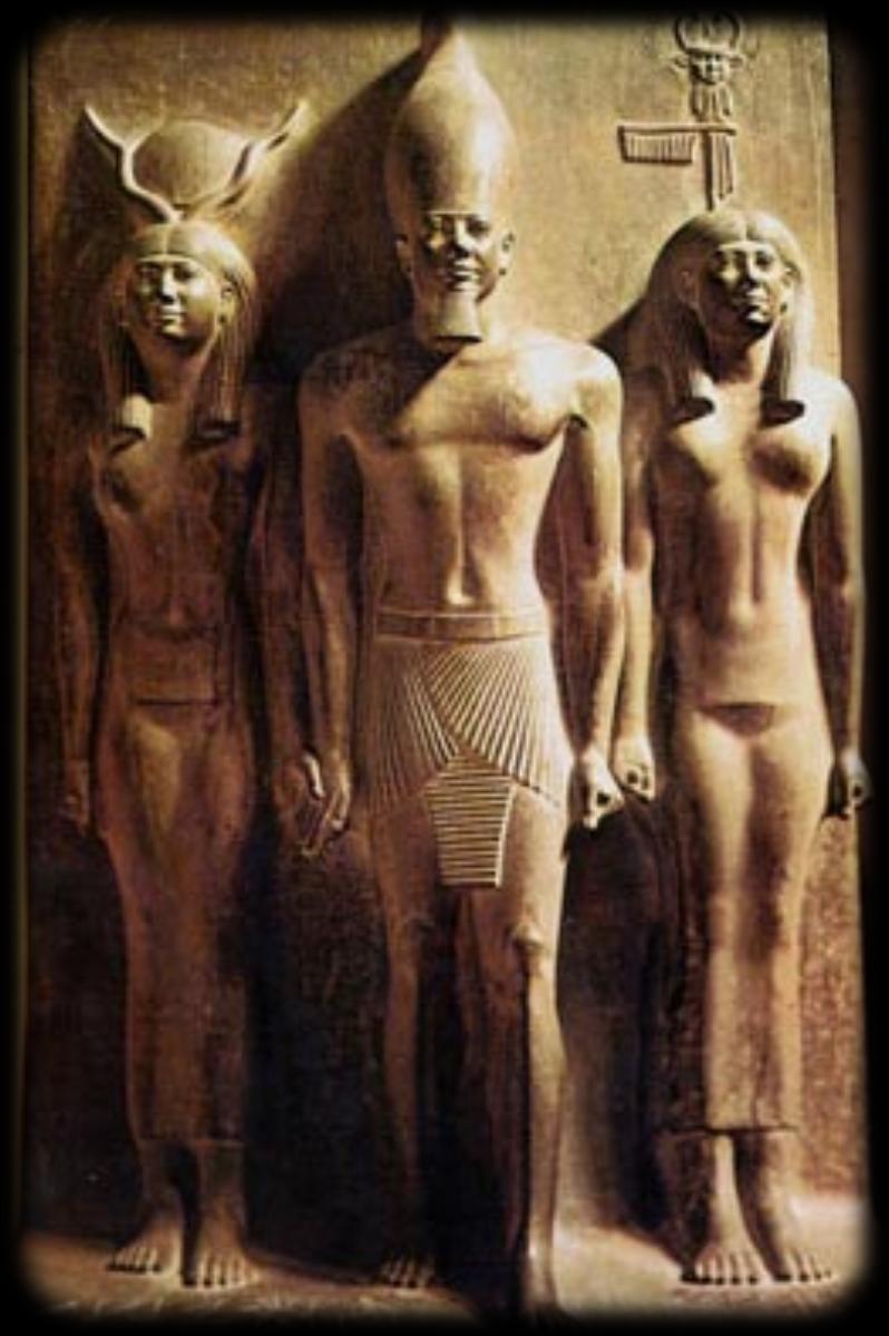 Mükerinosz szoborcsoportja A fáraót Hathor istennő és egy tartományt megszemélyesítő nőalak kíséretében ábrázolja.