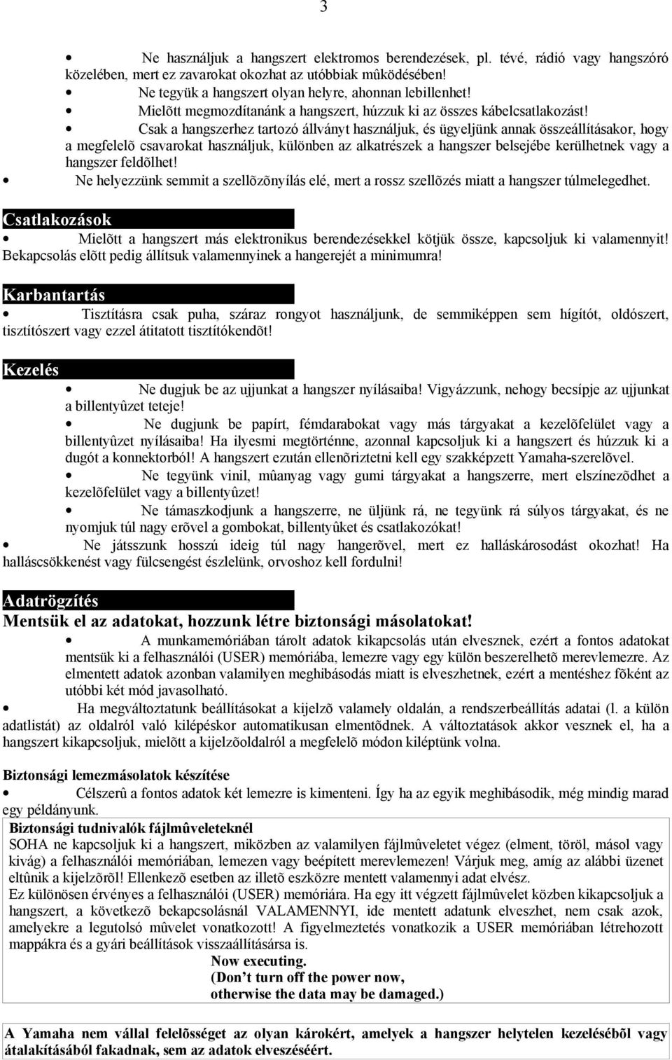 Csak a hangszerhez tartozó állványt használjuk, és ügyeljünk annak összeállításakor, hogy a megfelelõ csavarokat használjuk, különben az alkatrészek a hangszer belsejébe kerülhetnek vagy a hangszer