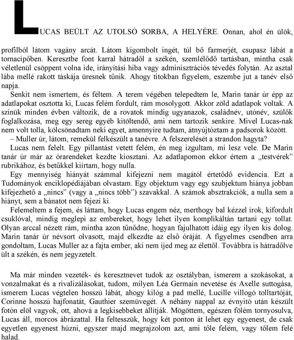 Az asztal lába mellé rakott táskája üresnek tűnik. Ahogy titokban figyelem, eszembe jut a tanév első napja. Senkit nem ismertem, és féltem.