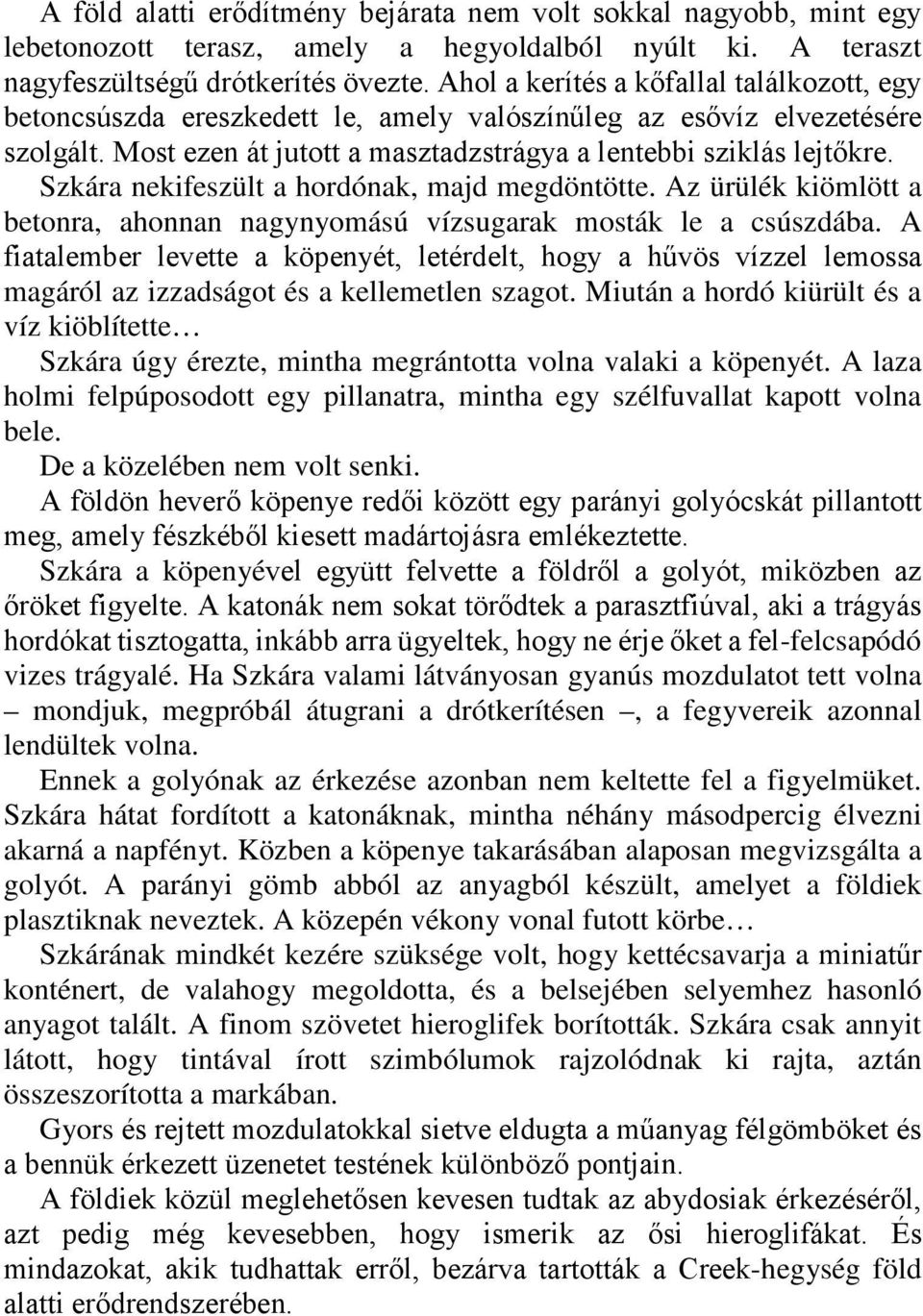 Szkára nekifeszült a hordónak, majd megdöntötte. Az ürülék kiömlött a betonra, ahonnan nagynyomású vízsugarak mosták le a csúszdába.