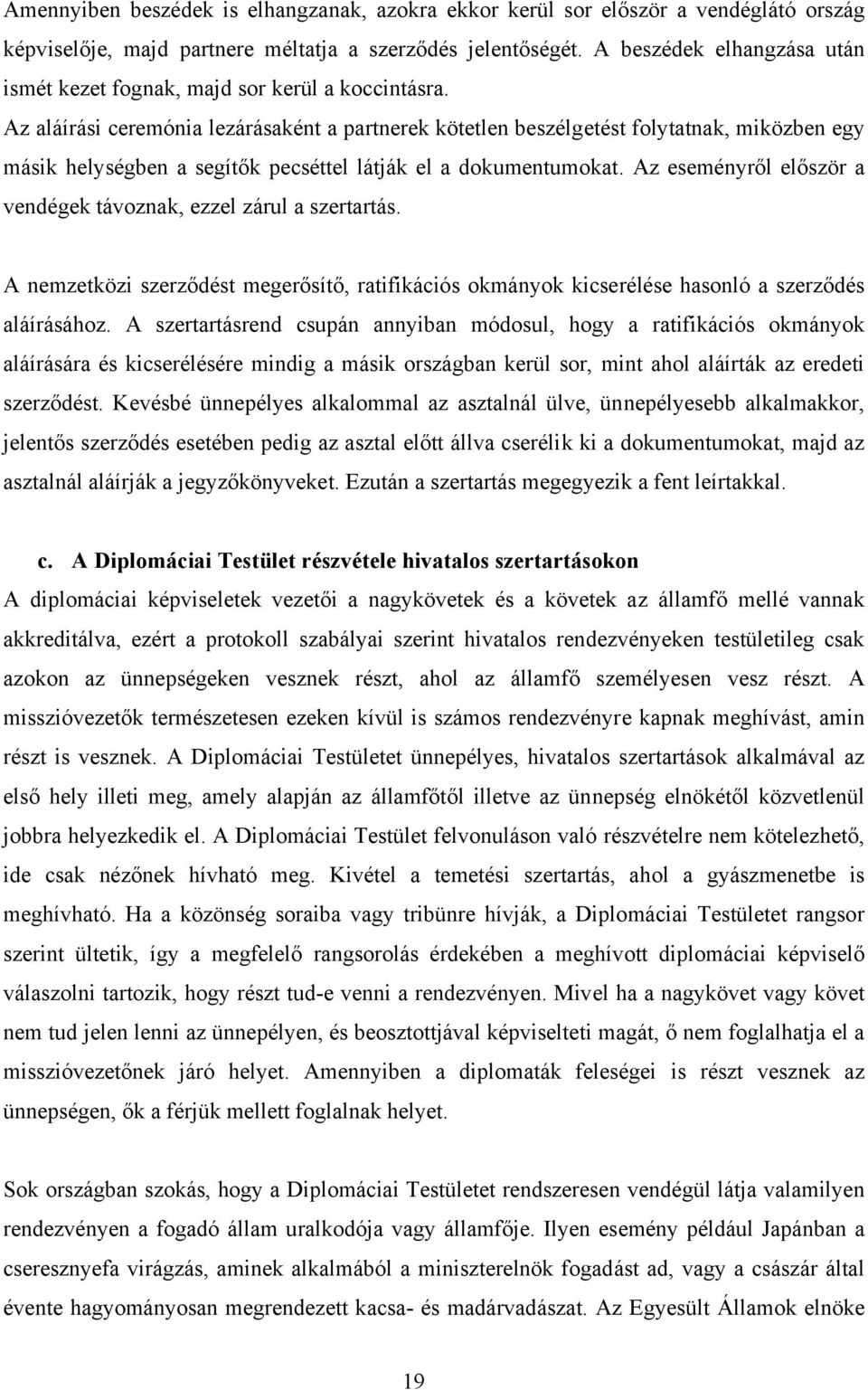 Az aláírási ceremónia lezárásaként a partnerek kötetlen beszélgetést folytatnak, miközben egy másik helységben a segítők pecséttel látják el a dokumentumokat.