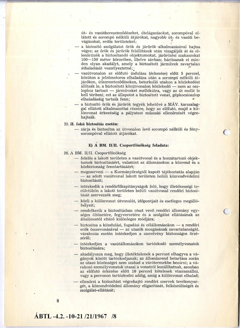 sávban; h árítsanak el m in den olyan akadályt, am ely a biztosított járm űvek zavartalan áthaladását veszélyeztetné; ^ vasútvonalon az előfutó indulása (érkezése) előtt 5 perccel, közúton a jelzőm