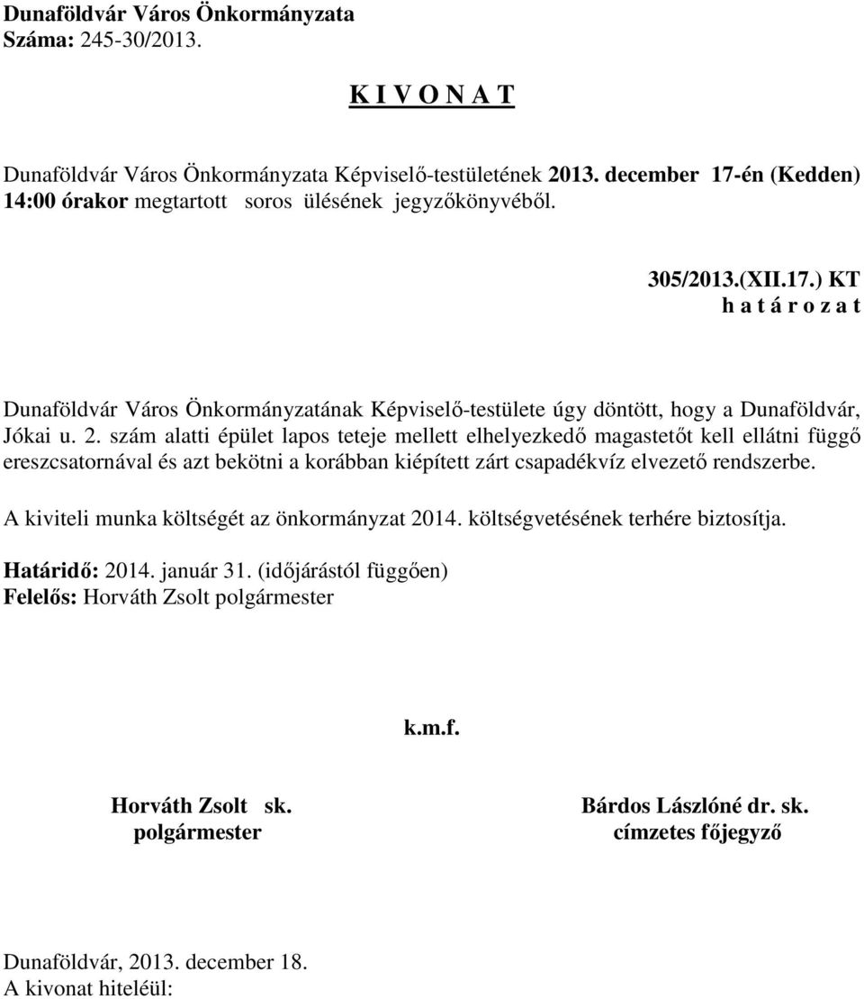 szám alatti épület lapos teteje mellett elhelyezkedő magastetőt kell ellátni függő ereszcsatornával és azt