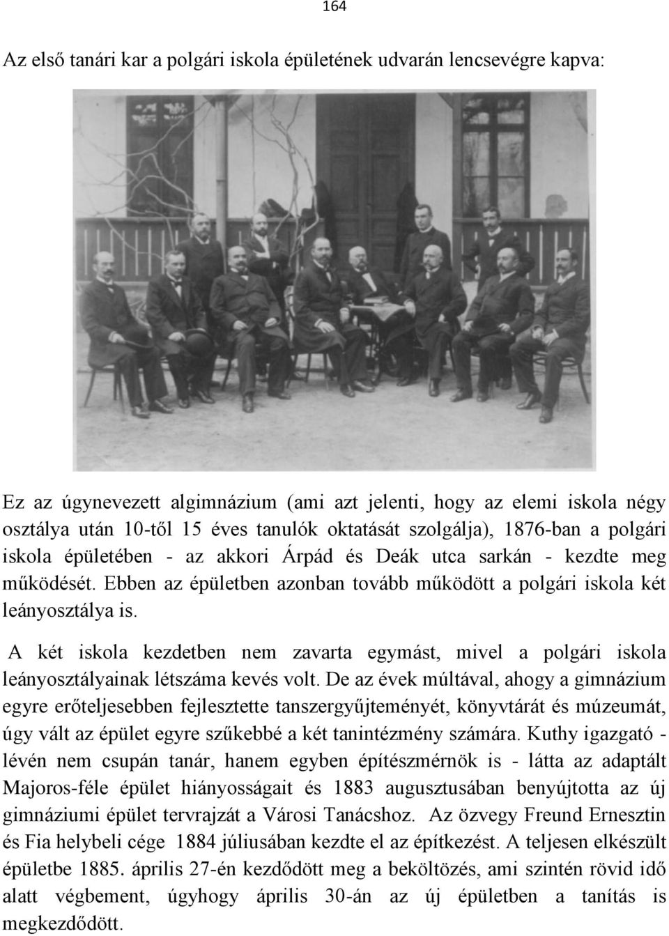 A két iskola kezdetben nem zavarta egymást, mivel a polgári iskola leányosztályainak létszáma kevés volt.