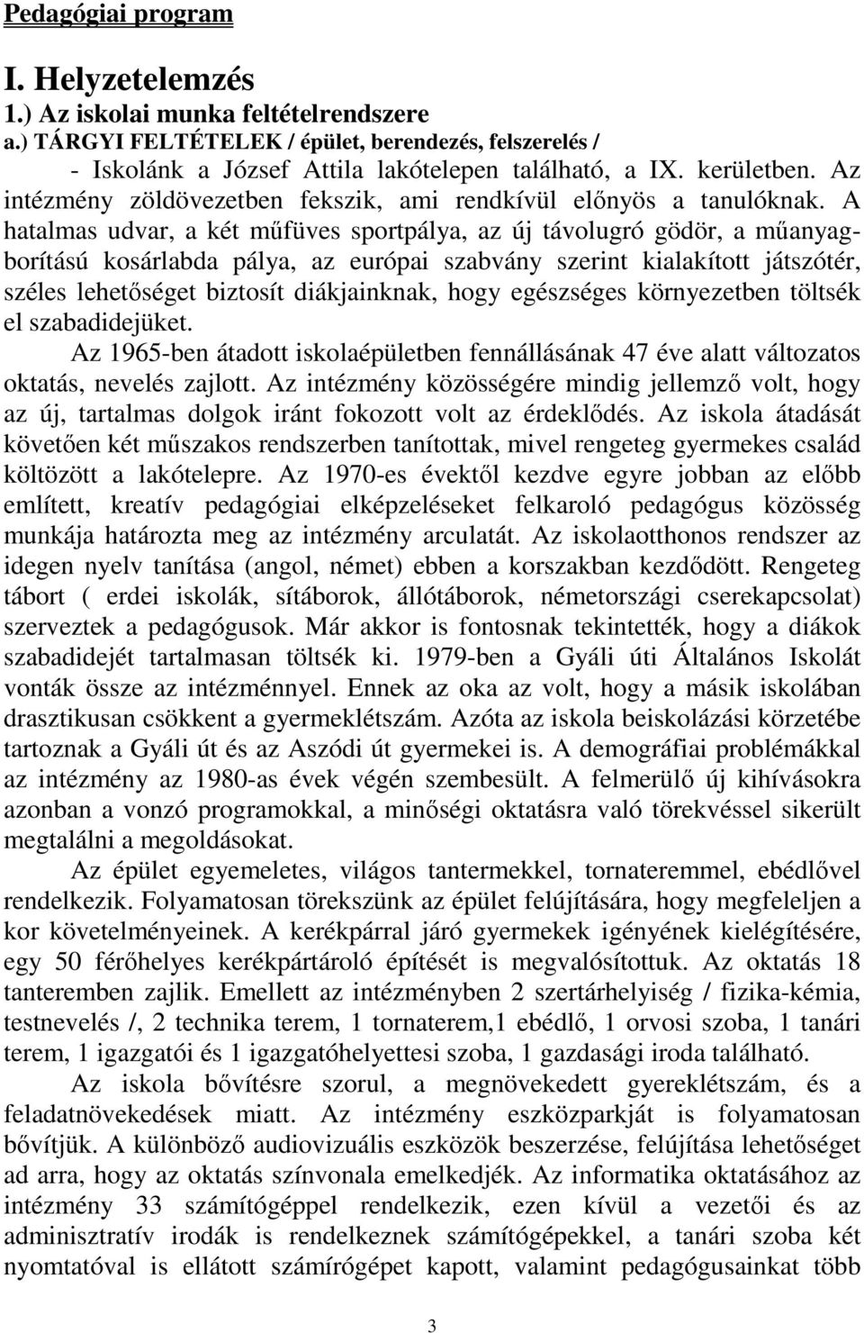 A hatalmas udvar, a két műfüves sportpálya, az új távolugró gödör, a műanyagborítású kosárlabda pálya, az európai szabvány szerint kialakított játszótér, széles lehetőséget biztosít diákjainknak,