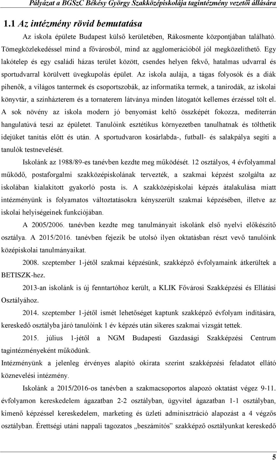 Egy lakótelep és egy családi házas terület között, csendes helyen fekvő, hatalmas udvarral és sportudvarral körülvett üvegkupolás épület.