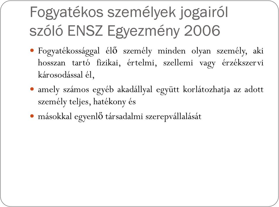 érzékszervi károsodással él, amely számos egyéb akadállyal együtt korlátozhatja