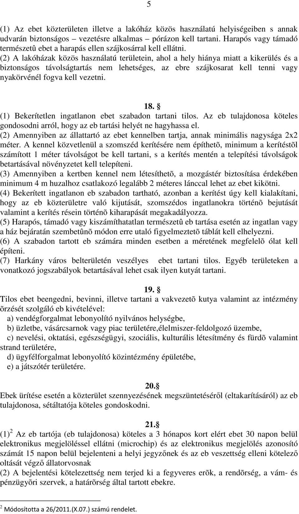 (2) A lakóházak közös használatú területein, ahol a hely hiánya miatt a kikerülés és a biztonságos távolságtartás nem lehetséges, az ebre szájkosarat kell tenni vagy nyakörvénél fogva kell vezetni.