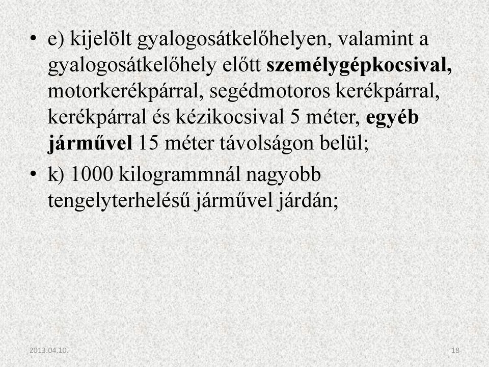 kerékpárral és kézikocsival 5 méter, egyéb járművel 15 méter távolságon