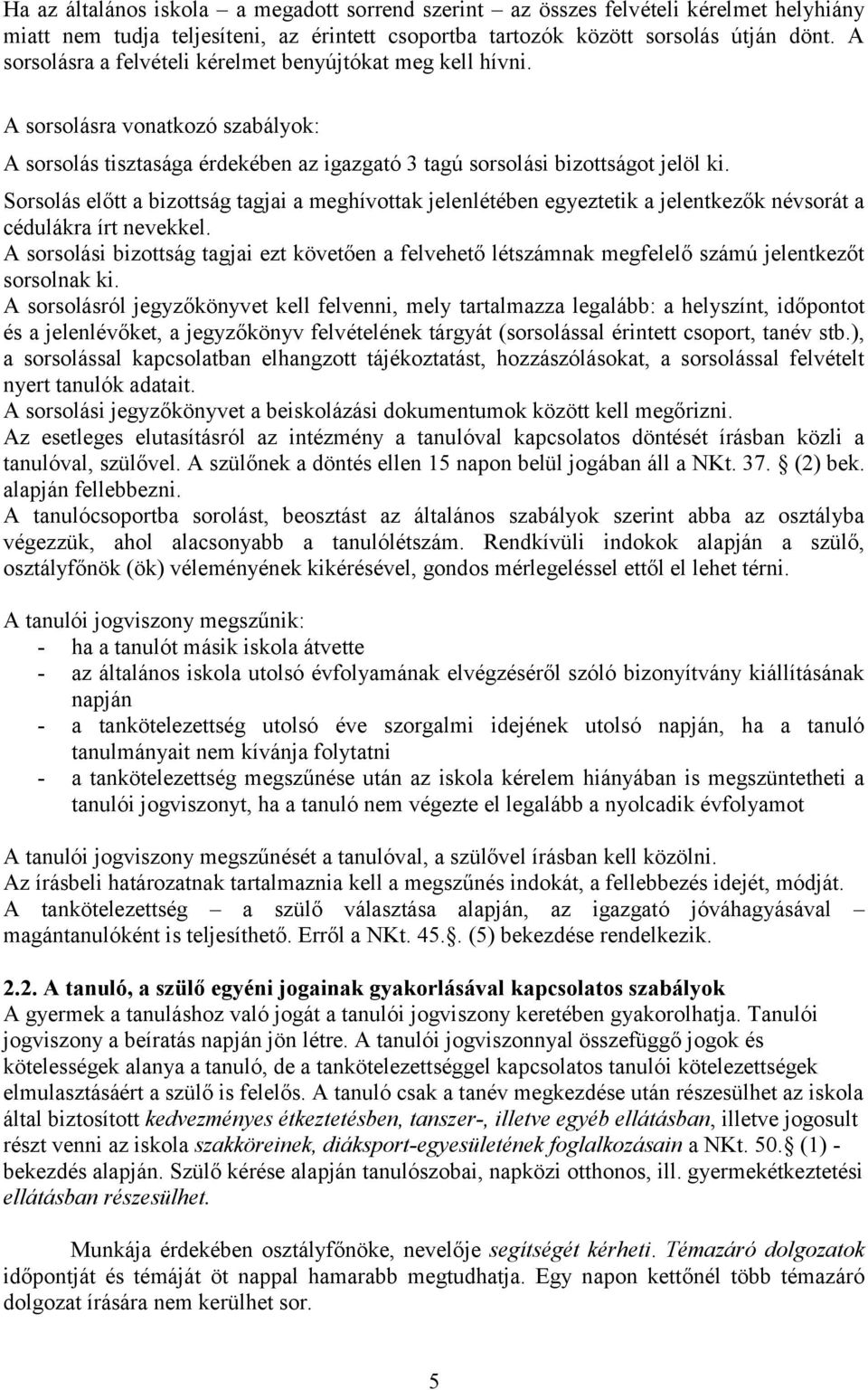 Sorsolás előtt a bizottság tagjai a meghívottak jelenlétében egyeztetik a jelentkezők névsorát a cédulákra írt nevekkel.