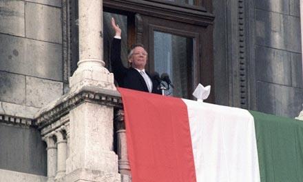 1989. október 23-án Szűrös Mátyás, az Országgyűlés elnöke, ideiglenes köztársasági elnök Budapesten