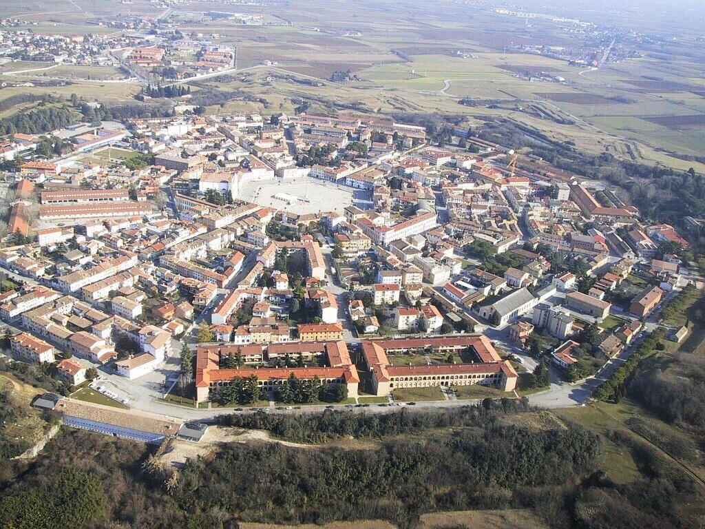 A VÁROS