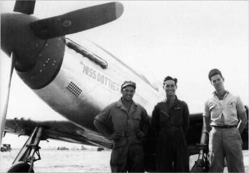 Czirók Zoltán: Végigdübörögtek felettünk a halál fuvarosai" 49. kép Barnett Chaskin hadnagy (középen) Madna repülőterén 1944. október 5-én 1944. november 3.