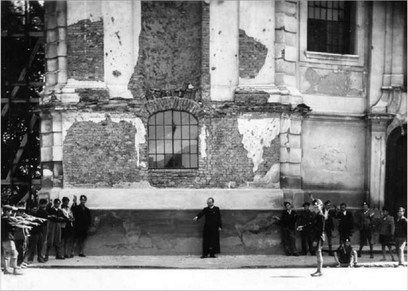 Czirók Zoltán: Végigdübörögtek felettünk a halál fuvarosai" 55. kép A bencés apátsági templom sérülései Celldömölkön, 1945. február 13-án kezdem csak érezni, hogy mennyire a halál torkában voltam.