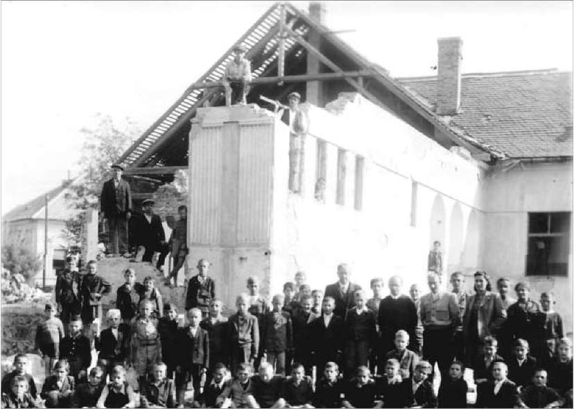 Közvetlen támadások a két járás területén 56. kép A celldömölkifiúiskolaromjainak eltakarítása 1946. szeptember 17-én alkalmazottjukat. Többen meghaltak a Tisza István utcában lévő Tarczi pékségben.
