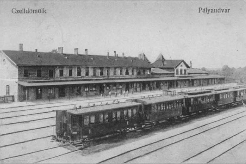 Czirók Zoltán: Végigdübörögtek felettünk a halál fuvarosai" 58. kép A celldömölki vasútállomás valamikor az 1900-as évek első felében és raktárak ablakai és tetőszerkezetei.