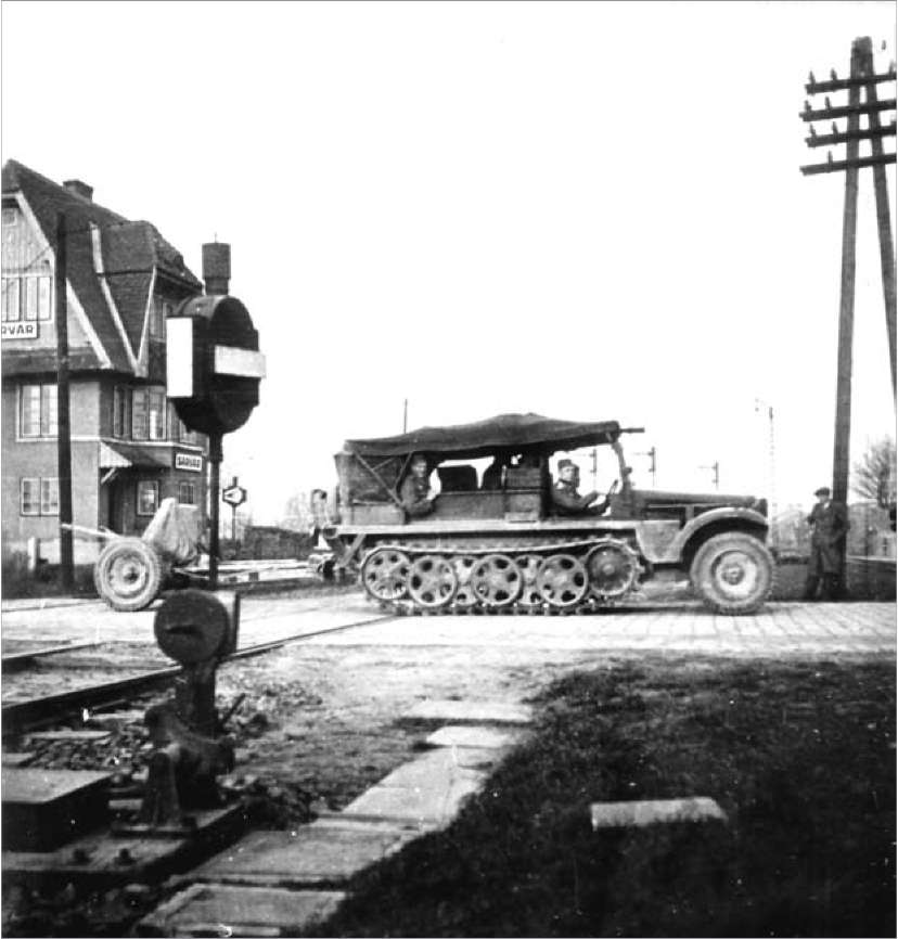 A szovjet hadsereg és légierő ténykedése 62. kép Német gépesített alakulatok átvonulása Sárváron 1941-ben Reggel 9.