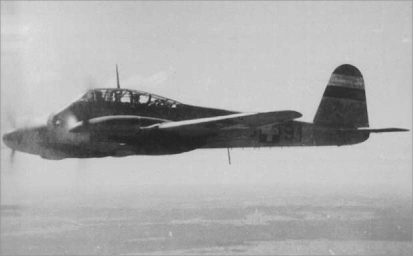 Czirók Zoltán: Végigdübörögtek felettünk a halál fuvarosai" 65. kép Messerschmitt Me 210 típusú romboló a levegőben 4. és 5. század harci alakulatként, addig a 6.