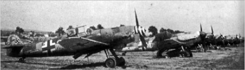 Megkezdődnek az átrepülések 1944. április 12. 3. kép A JG 27gépei Fels am Wagram repülőterén 1944 tavaszán Támadó kötelék: E/sőd/eges cé/pont: Riadó a megyében: Kb.