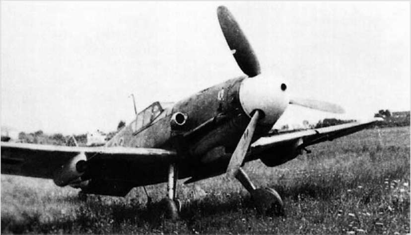 Megkezdődnek az átrepülések 16. kép A JG 302 Bf 109G-6-osa Götzendorf repülőterén 1944júniusában százados a Törvényenkívüli" század 12 gépét utasította, hogy támadja meg az ellenséges vadászokat.