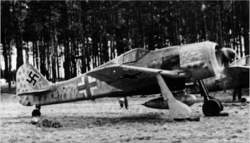 Megkezdődnek az átrepülések 24. kép Egy Fw 190 típusú vadászgép a 15.(Sturm)/JG 3 állományából, 1944 augusztusában 1944. augusztus 22. Támadó kötelék: Elsődleges célpont: Riadó a megyében: Kb.