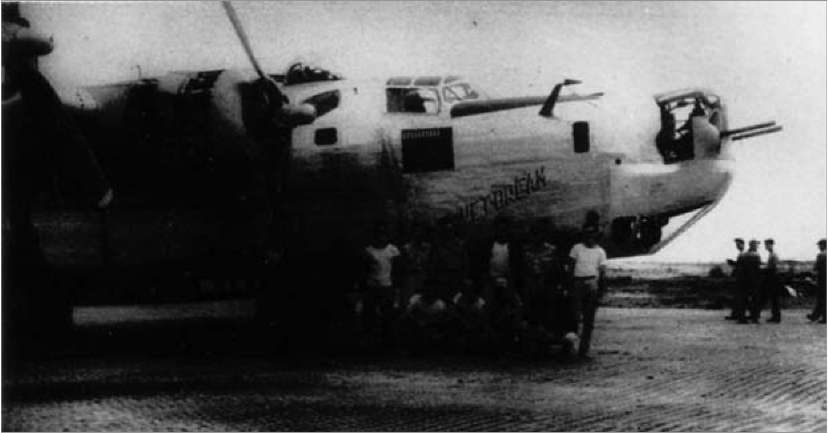 Megkezdődnek az átrepülések 29. kép A WET DREAM névre keresztelt bombázó A század harmadik gépének, amely a 42-51300 gyári számot vi selte, a támadás következtében a 2-es motorja lángba borult és kb.